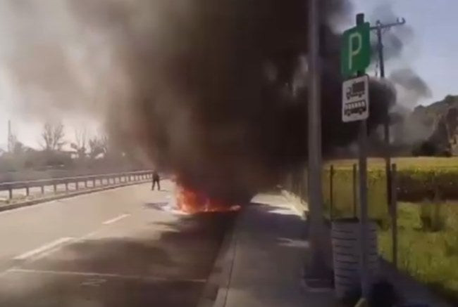 Αυτοκίνητο πιάνει φωτιά στην εθνική οδό Αθηνών – Λαμίας κοντά στη Θήβα (εικόνα, βίντεο)